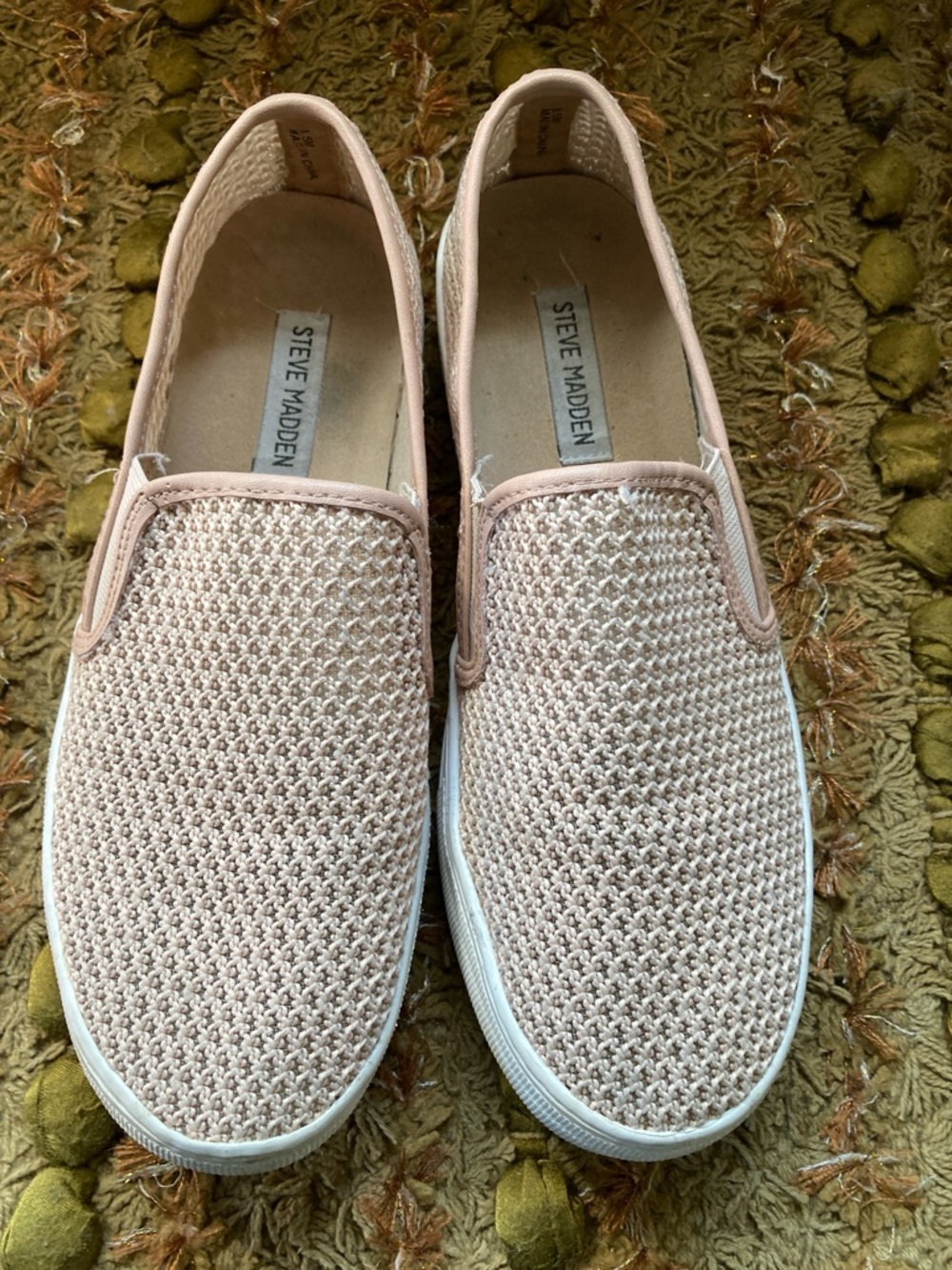 Steve Madden Size 8.5 Gills beige slip on platform sneakers